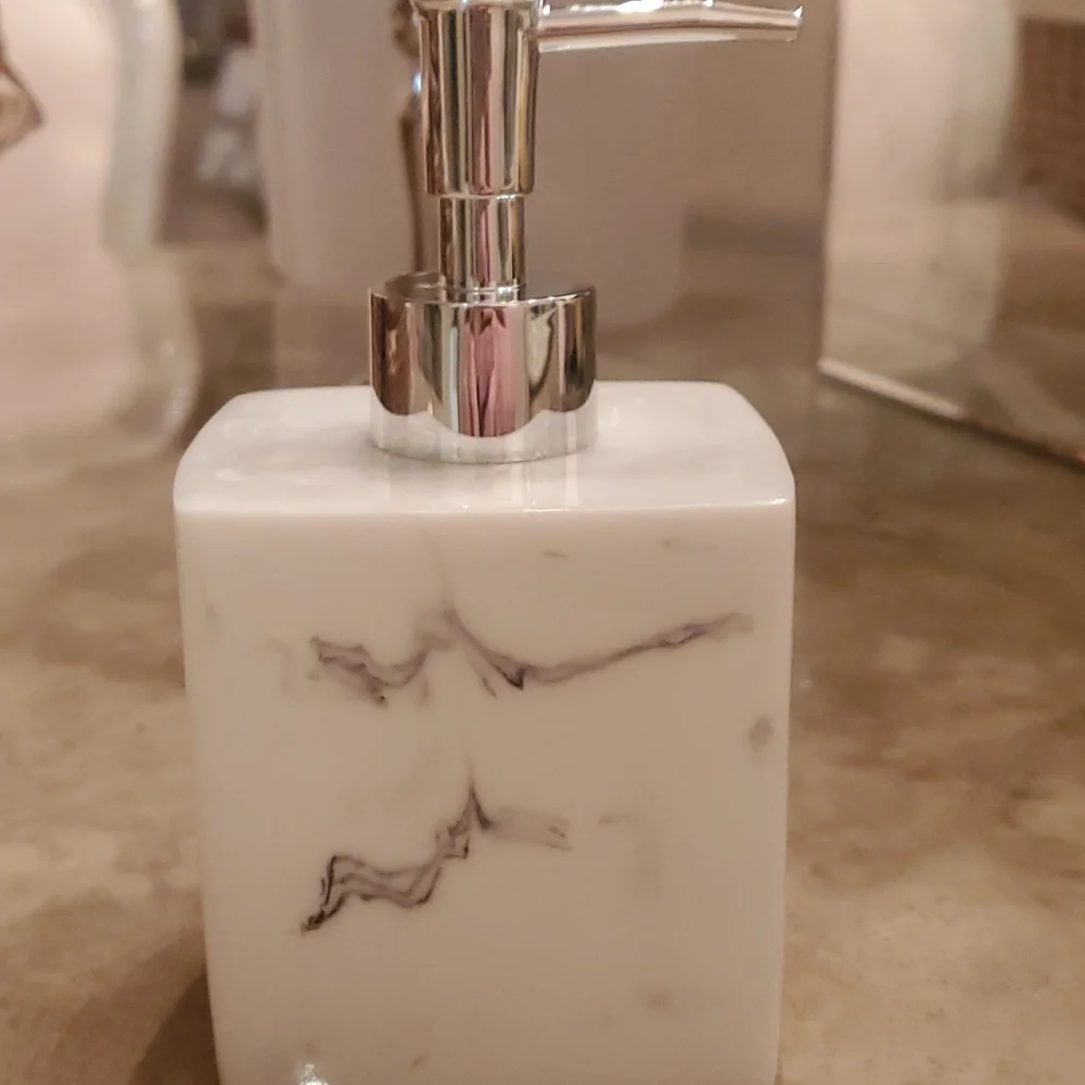 White & Black Faux Marble Lotion/hand Soap Dispenser nwot